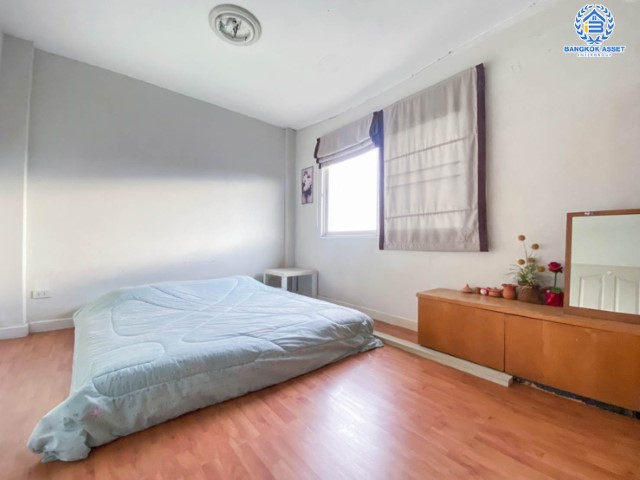 *****ทาวน์โฮมมือสองย่านกรุงเทพฯ ม.นาราวัลย์ ทาวน์ เพชรเกษม 63 เนื้อที่ 20.5 ตร.ว. ฟังก์ชันจัดเต็มถึง 3 ห้องนอน 3 ห้องน้ำ 2 ที่จอดรถ แถมฟรี! 2 เครื่องปรับอากาศ 1 เครื่องทำน้ำอุ่น 2 เครื่องดูดควัน บนทำเลดี ใกล้รถไฟฟ้าสายสีน้ำเงิน "สถานีหลักสอง" และใกล้ทางด่วน "พระราม2"